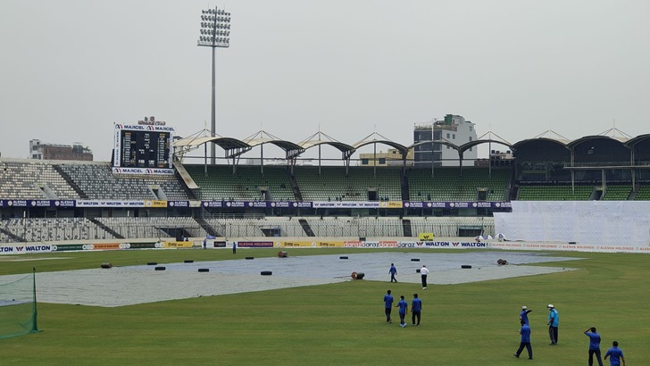 মাঠে নামার আগেই গুঁড়ি গুঁড়ি বৃষ্টি, খেলা বন্ধ