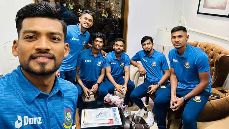বিশ্বকাপের উদ্দেশে ঢাকা ছাড়ল টাইগাররা