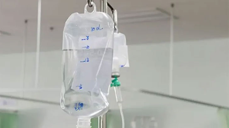 খুলনায় দ্বিগুন দামে বিক্রি হচ্ছে আইভি স্যালাইন