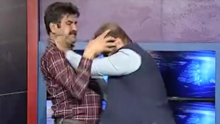 পাকিস্তানে টেলিভিশন টক শোতে দুই নেতার মারামারি