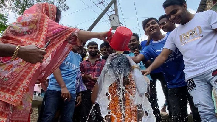 প্রেমিকার অন্যত্র বিয়ে, দুধ দিয়ে গোসল করলেন অনার্স পড়ুয়া