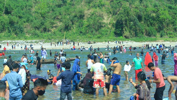 কোম্পানীগঞ্জের সাদাপাথরে পর্যটকের ভিড়