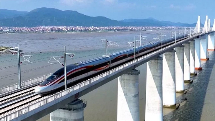 প্রথমবার সমুদ্রের ওপর ছুটছে চীনের বুলেট ট্রেন