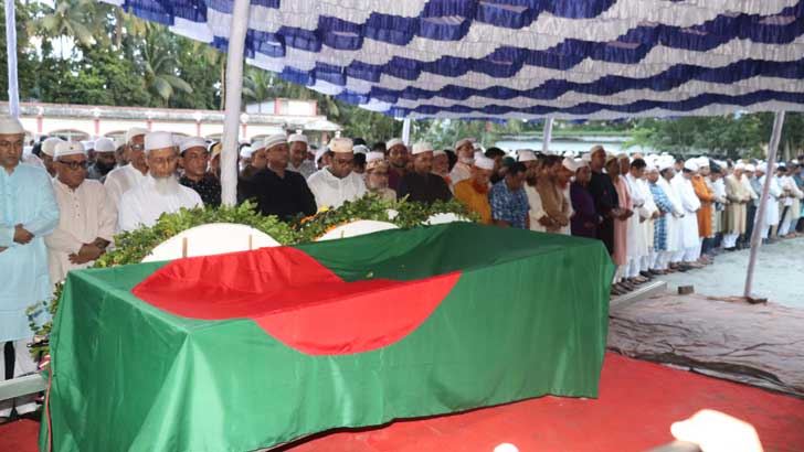 রাষ্ট্রীয় মর্যাদায় বীর মুক্তিযোদ্ধা শাহজাহান কামাল এমপির দাফন 