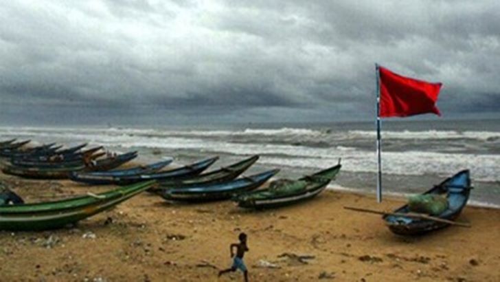 বন্দরে ৩ নম্বর সতর্কসংকেত, ভারি বৃষ্টির আভাস