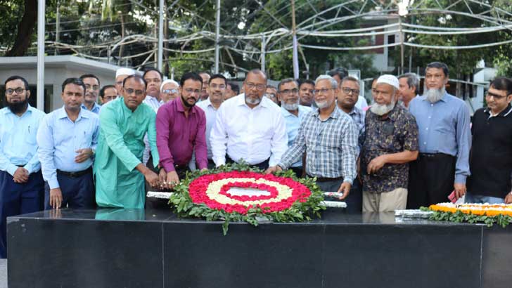 বঙ্গবন্ধুর প্রতিকৃতিতে তিতাসের ব্যবস্থাপনা পরিচালকের শ্রদ্ধা 