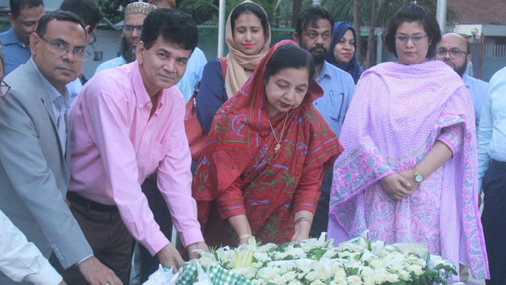 জাতির পিতার প্রতিকৃতিতে শ্রদ্ধা সিনিয়র সচিব জাকিয়া সুলতানার