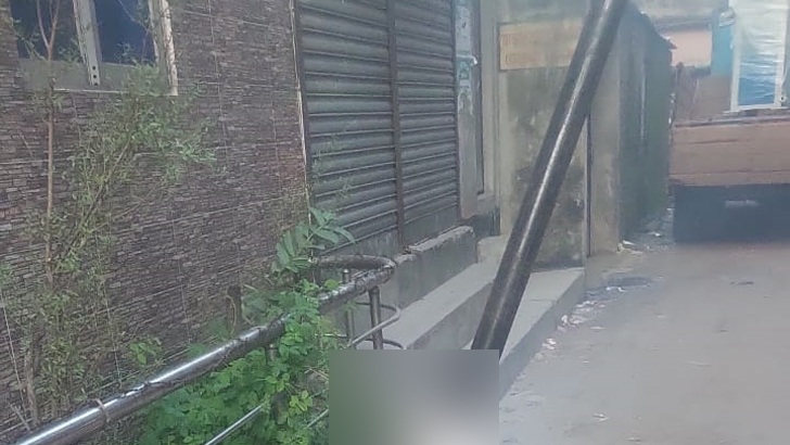 লোহার পাইপ নামানোর সময় ২ যুবক নিহত