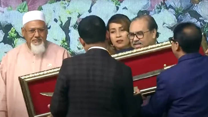 জাদুঘরে ঠাঁই হলো ডিবিপ্রধানের দেওয়া সেই তরবারির