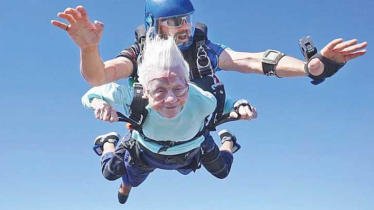 ৪১০০ মিটার ওপর থেকে ঝাঁপ দিলেন ১০৪ বছর বয়সের বৃদ্ধ