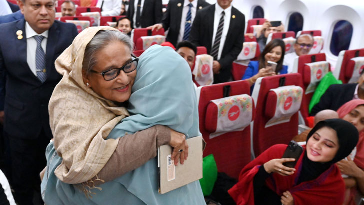 দেশে ফেরার পথে বিমানে যাত্রীদের সঙ্গে প্রধানমন্ত্রীর কুশল বিনিময়