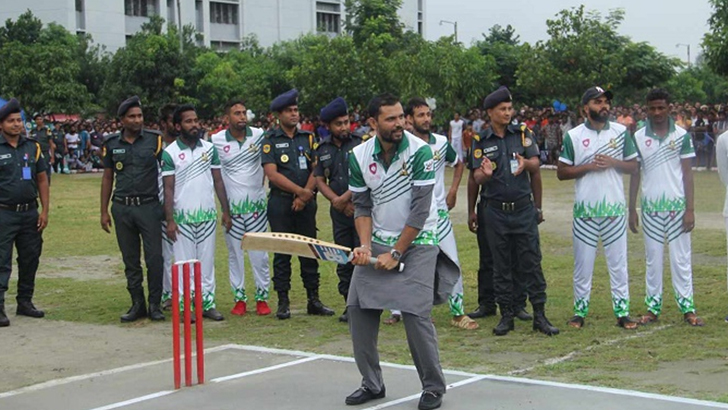 কারাবন্দিদের সঙ্গে খেললেন মাশরাফি