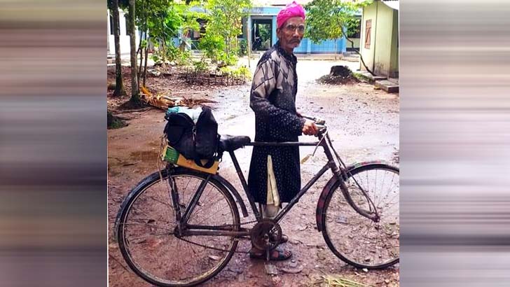 ‘দুই টাকার শিক্ষক’ ফজলু এখন ফেরিওয়ালা