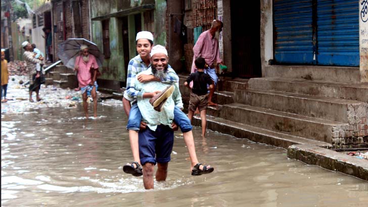 টানা বৃষ্টিতে মিরপুরে জলাবদ্ধতা