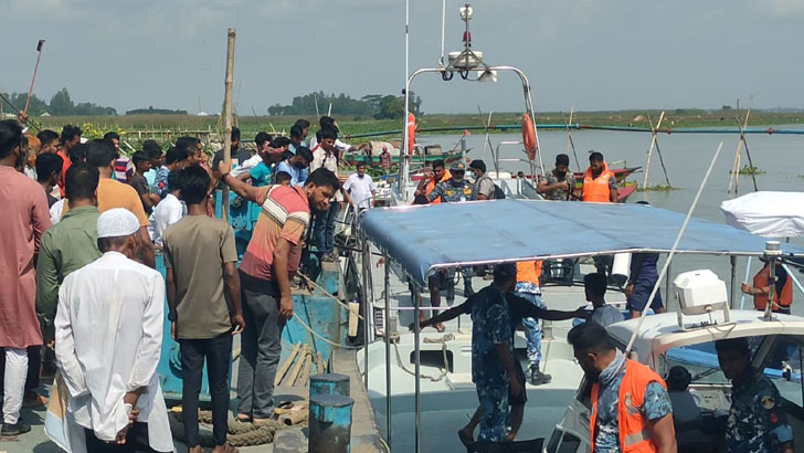 ট্রলারডুবির ঘটনায় আরও ২ লাশ উদ্ধার, এখনো নিখোঁজ ৩