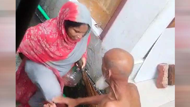 বাবাকে মারধরের ভিডিও ভাইরাল, আটক মেয়েকে ছাড়িয়ে নিতে আকুতি!