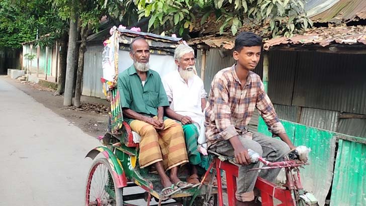 অসুস্থ বাবা-মায়ের চিকিৎসার জন্য রিকশা চালাচ্ছে ৭ম শ্রেণির ছাত্র আমিনুল