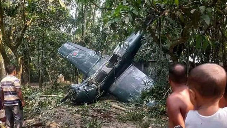 বগুড়ায় বিমান বাহিনীর প্রশিক্ষণ বিমান বিধ্বস্ত