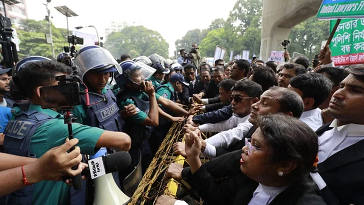 আইজিপি কার্যালয় অভিমুখে বিএনপিপন্থী আইনজীবীদের পদযাত্রায় বাধা