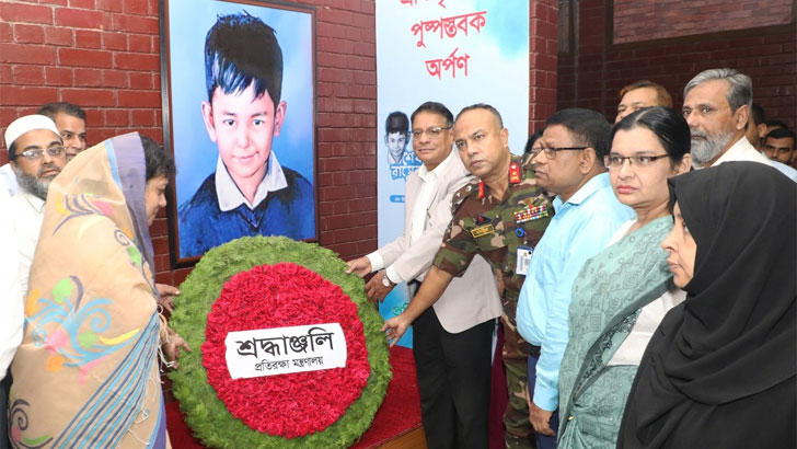 শেখ রাসেলের প্রতিকৃতিতে প্রতিরক্ষা মন্ত্রণালয়ের সিনিয়র সচিব হাসিবুল আলমের শ্রদ্ধা