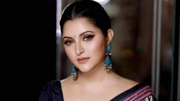 হাসপাতালেই সিনেমার মিটিং সারলেন পরীমনি