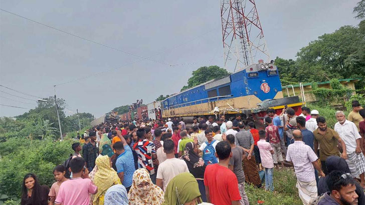 এগারসিন্দুরে ধাক্কা দেওয়া ট্রেনের চালক-গার্ড বরখাস্ত