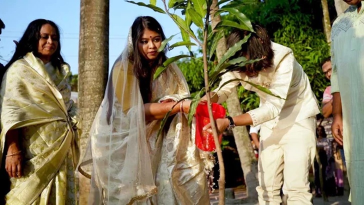 নাটোরে বিয়েতে দেনমোহর ৫টি চারাগাছ নিলেন কনে