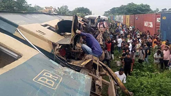 ভৈরবে দুর্ঘটনা মালবাহী ট্রেনের চালকের ভুলে