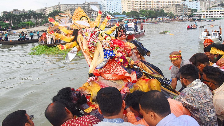 বৈরী আবহাওয়ার মধ্যে সম্পন্ন হয়েছে প্রতিমা বিসর্জন