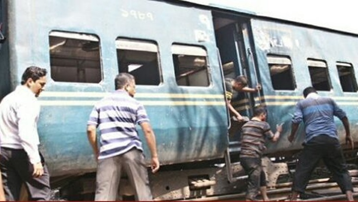 পূর্বাঞ্চল ট্রেনে প্রতিনিয়ত চুরি ছিনতাই ডাকাতি