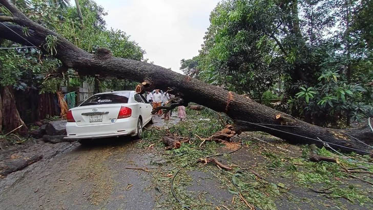 বাঁশখালীতে ঘূর্ণিঝড়ের তাণ্ডবে ভেঙে গেছে ৩ হাজার ঘরবাড়ি