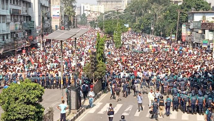 শাপলা চত্বর থেকে জামায়াত নেতাকর্মীদের সরাল পুলিশ