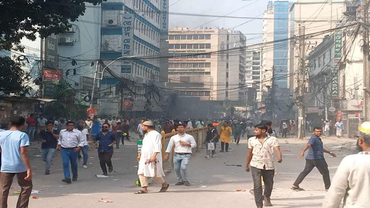 কাকরাইলে পুলিশ-বিএনপি সংঘর্ষ, গাড়ি ভাঙচুর 