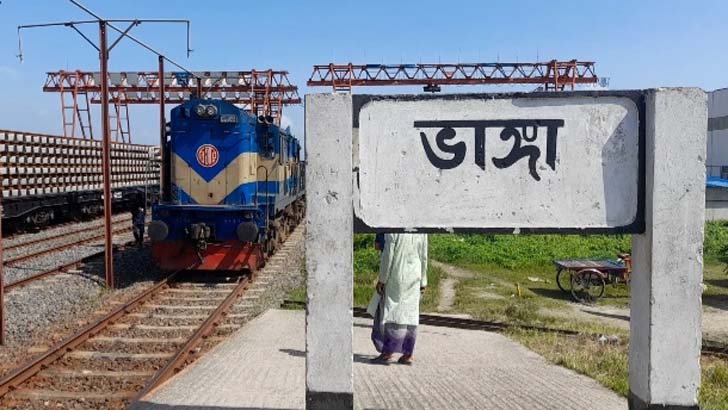 পদ্মা সেতু দিয়ে ঢাকা-ভাঙ্গা ট্রেন চলবে বুধবার, টিকিট কাটতে ভিড়