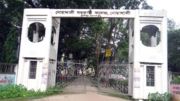 ভর্তি বাণিজ্যে বিপুল অর্থ আয় অধ্যক্ষের