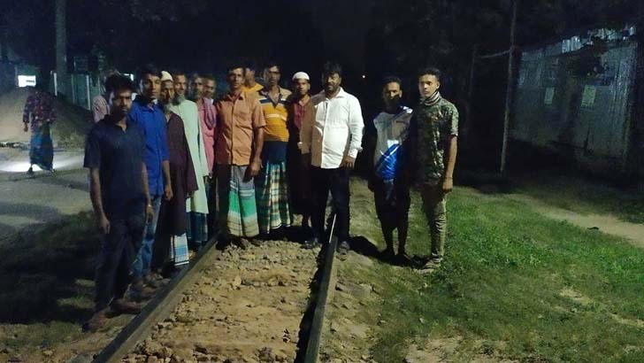 রেললাইন পাহারায় আ.লীগ নেতাকর্মীরা