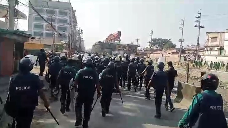 গাজীপুরে টিয়ারশেল-সাউন্ড গ্রেনেড ছুড়ে শ্রমিকদের ছত্রভঙ্গ