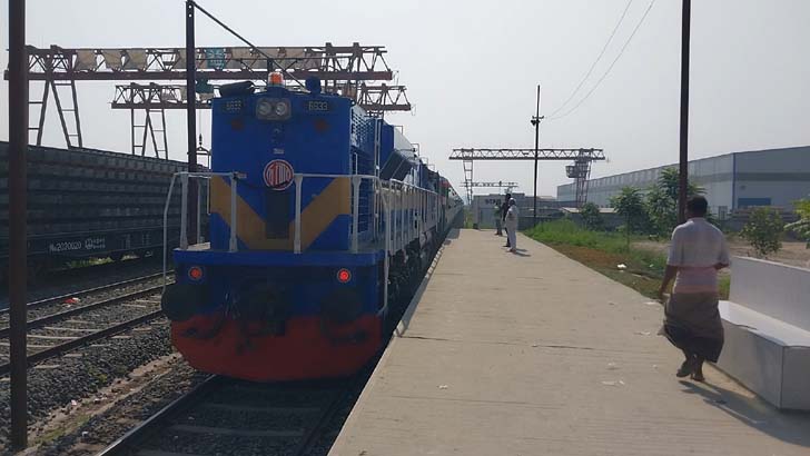 দেড় হাজার যাত্রী নিয়ে প্রথম পদ্মা সেতু পার হলো সুন্দরবন এক্সপ্রেস