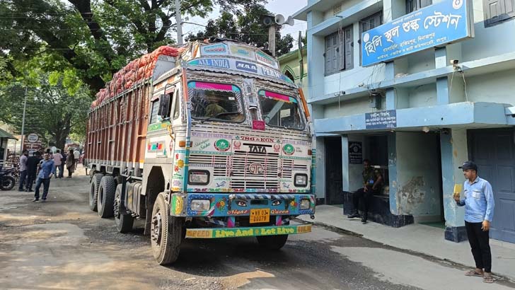 হিলি দিয়ে আলু আমদানি, কমেছে দাম