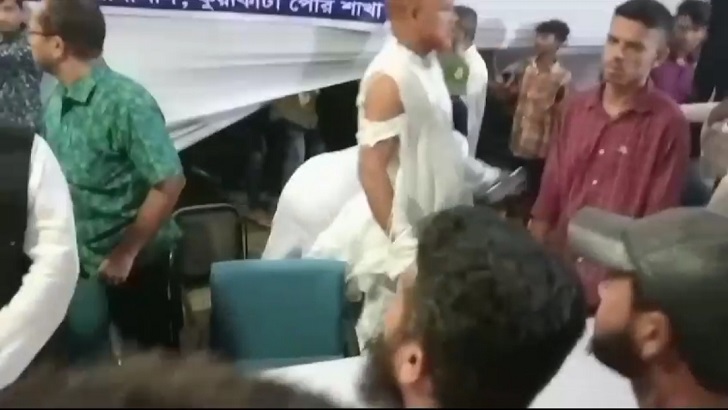 শান্তি সমাবেশে যোগ দিতে এসে হামলার শিকার মেয়র