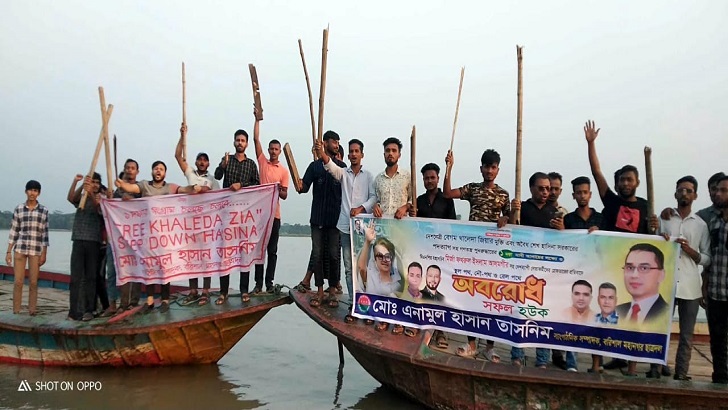 কীর্তনখোলায় ট্রলারে ছাত্রদলের মিছিল