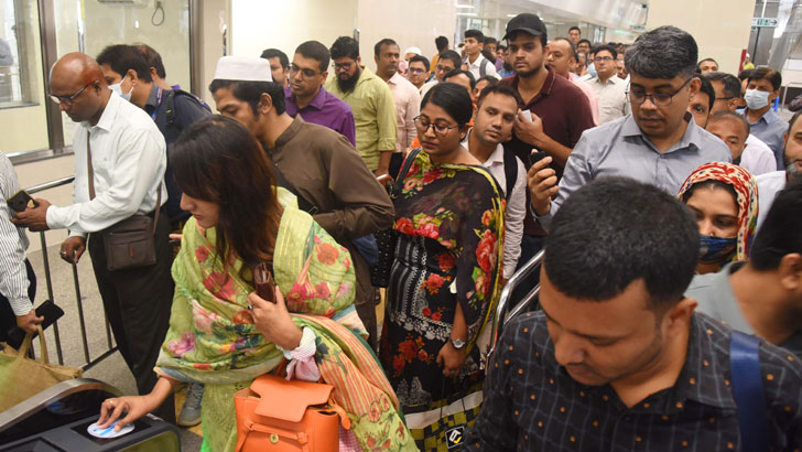 মেট্রোরেলে উপচেপড়া ভিড়, আধা ঘণ্টায় উত্তরা থেকে মতিঝিলে পৌঁছে উচ্ছ্বাস