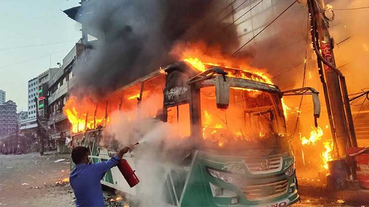 খিলক্ষেতে যাত্রীবাহী বাসে অগ্নিসংযোগ