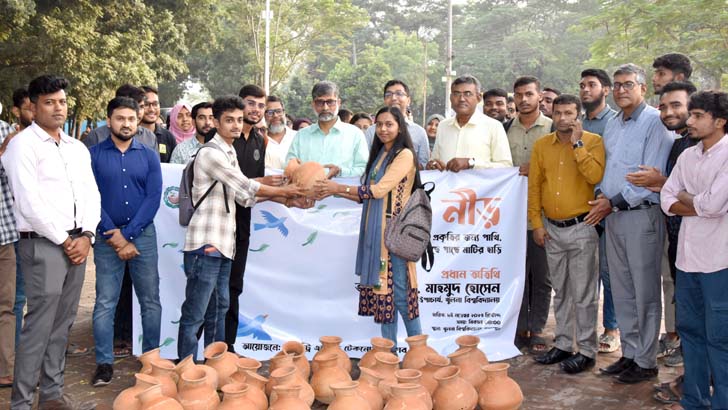 খুবিতে পাখিদের জন্য গাছে গাছে মাটির হাঁড়ি