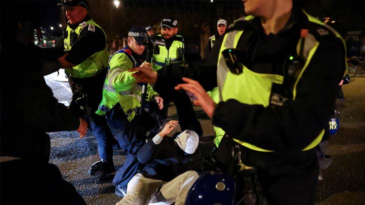 ফিলিস্তিন ইস্যুতে লন্ডনে পাল্টাপাল্টি বিক্ষোভ, আটক ১২০