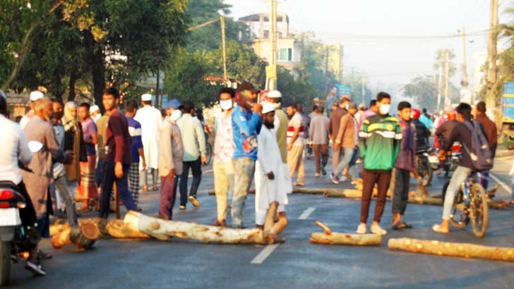 বগুড়ায় গাছের গুঁড়ি ফেলে জামায়াতের সড়ক অবরোধ, সিএনজি ভাঙচুর