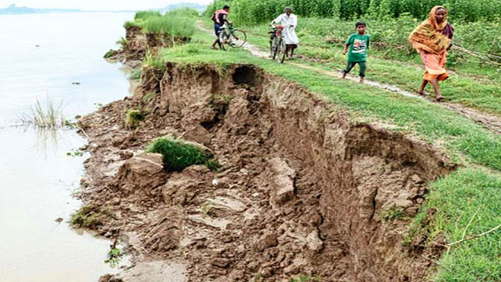 চাঁদপুরে ডাকাতিয়া নদীর ভয়াবহ ভাঙন