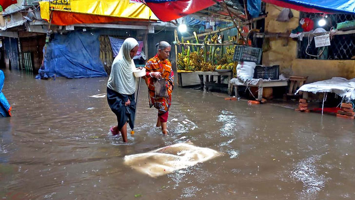 উপকূলে ‘মিধিলি’র আঘাত বৃষ্টি-ঝড়ো হাওয়ায় বিপর্যস্ত জনজীবন