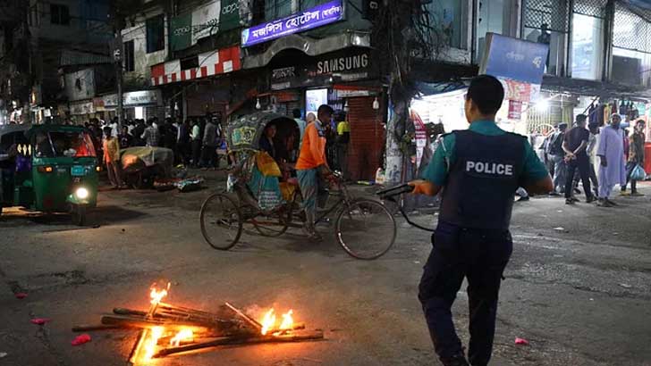 সিলেটে বিএনপির মশালমিছিল, পুলিশের ফাঁকা গুলি