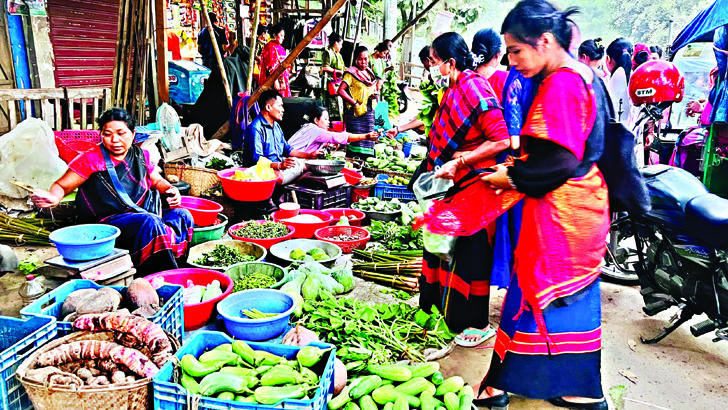 যে হাটে সব বিক্রেতাই নারী